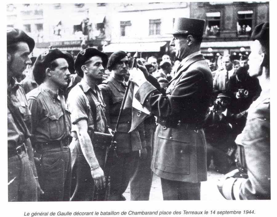 Le Général de Gaulle décorant le bataillon de Chambarand place des Terreaux le 14 septembre 1944